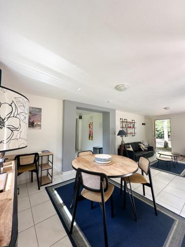 Maison dans parc privé, sports et loisirs proche golf du Coudray Montceaux chambre d'hôte Tilly