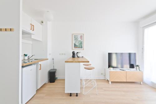 Зручності, Studio Orly 15 min I Balcon, cuisine, Wi-Fi rapide in Віженью-сюр-Сен
