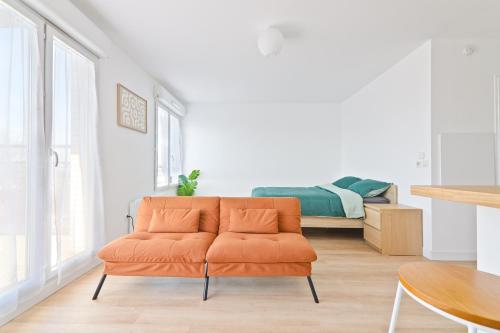Studio Orly 15 min I Balcon, cuisine, Wi-Fi rapide in Віженью-сюр-Сен