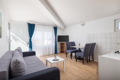 One-Bedroom Apartment - Sea Side image 5
