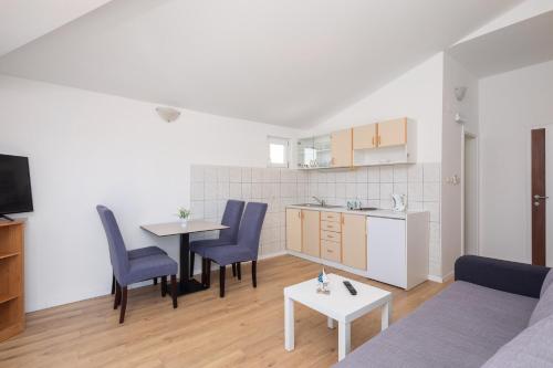 One-Bedroom Apartment - Sea Side image 6