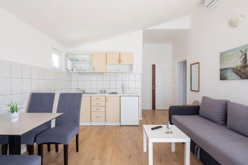 One-Bedroom Apartment - Sea Side image 1