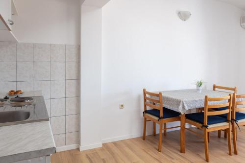 One-Bedroom Apartment - Sea Side image 8