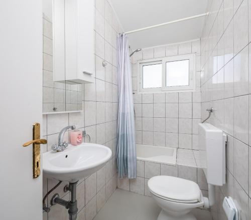 One-Bedroom Apartment - Sea Side image 9
