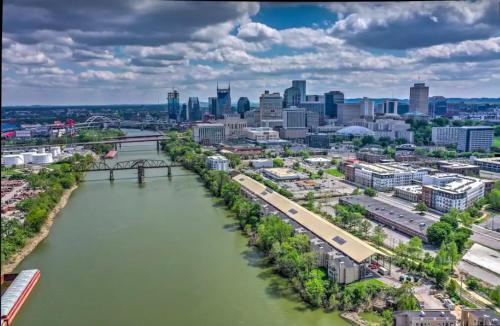 NEW LISTING GORGEOUS Downtown Nashville on the River Walk to ALL #2 in Nashville, USA