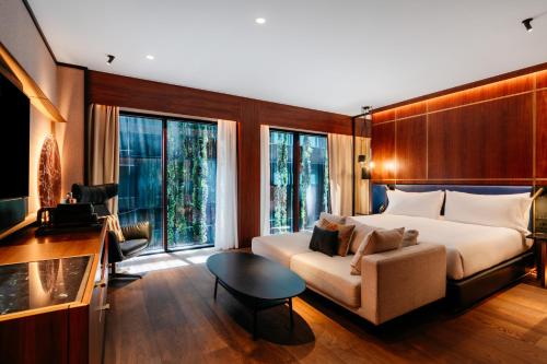 652098968 Thompson Madrid, by Hyatt