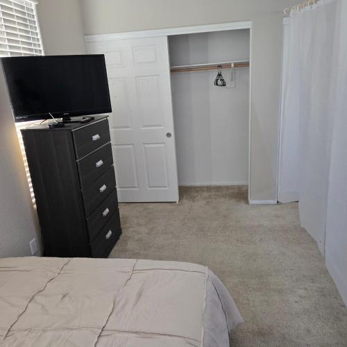 Furnished room in big home, Las Vegas (photo 4)