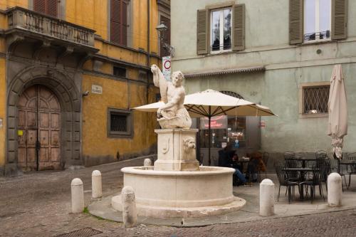 BERGAMO art - FONTANA DEL DELFINO, Bergamo (fotografie 2)
