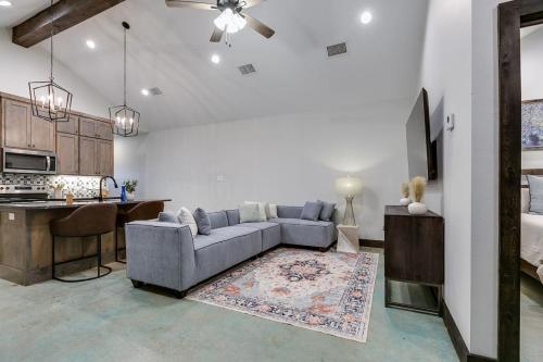 New Cozy and Convenient with 2BR and 2BA