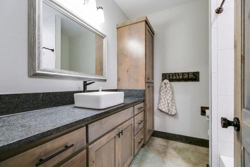 New Cozy and Convenient with 2BR and 2BA