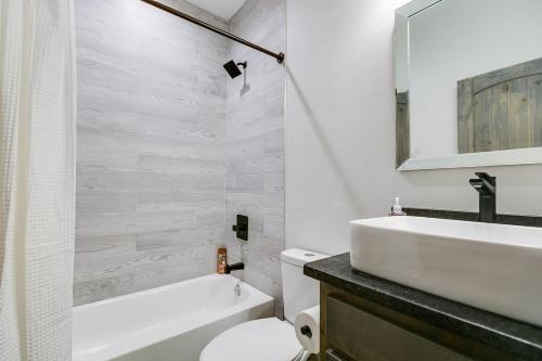 New Cozy and Convenient with 2BR and 2BA