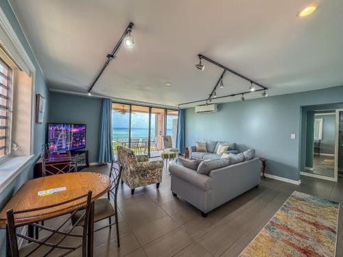 East End Oasis - Hidden Gem 3BR-2BA Ocean Views