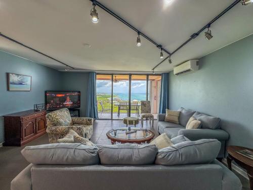 East End Oasis - Hidden Gem 3BR-2BA Ocean Views in Teagues Bay