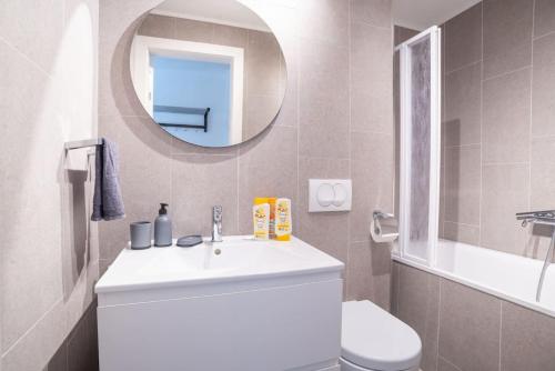5-Star Penthouse with Private Jacuzzi at Elite Comfort - image 9