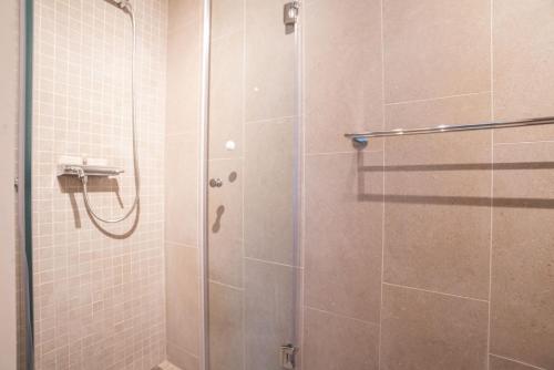 5-Star Penthouse with Private Jacuzzi at Elite Comfort - image 4