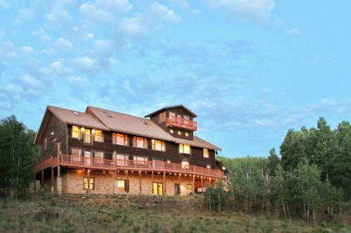 Awe Inspiring Mountain Lodge hot tub for large groups