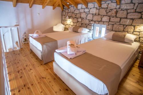 Chic & Modern Apartments with swim access, Halki (photo 3)