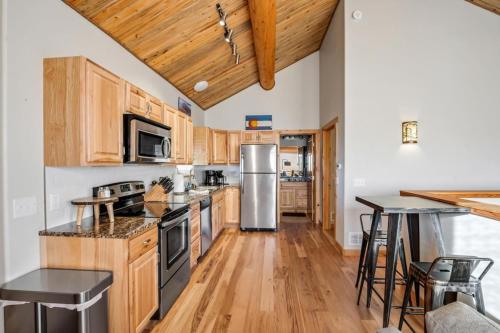 Sweet MTN Cabin 2bedroom 2bath picturesque views in Блу ривър