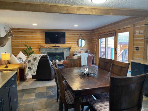 Cozy Mountain Cabin W Hot Tub Breathtaking Views in Блу ривър