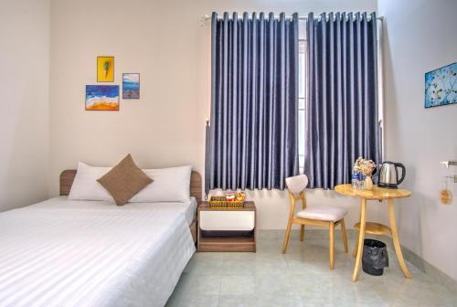 Standard King Room image 3