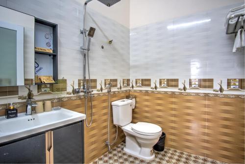 Standard King Room image 2