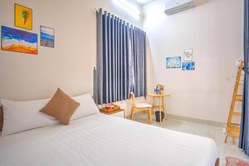 Standard King Room image 5