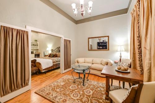Downtown Decatur Retreat with Jetted Tub! in Decatur, USA