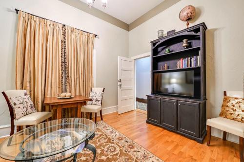 Downtown Decatur Retreat with Jetted Tub! in Decatur, USA