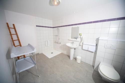 1 double bed, 3 twin beds