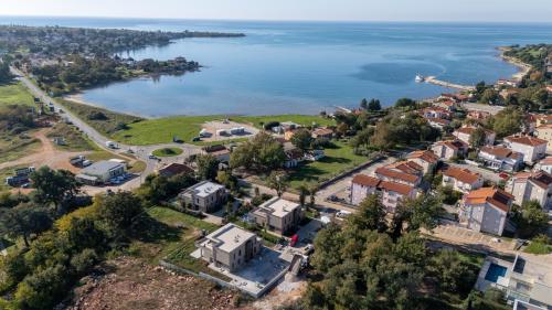 Quercus Village Apartments with private pool in Karigador