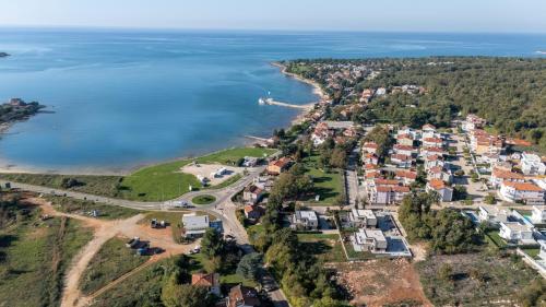 Quercus Village Apartments with private pool in Karigador