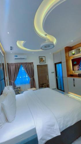 . Kamara Lakeview Hotel