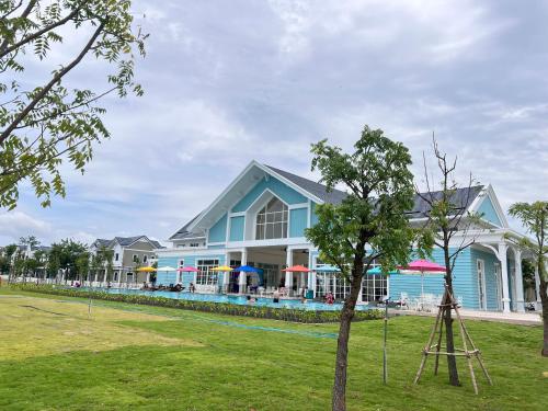 Three-Bedroom Villa image 9