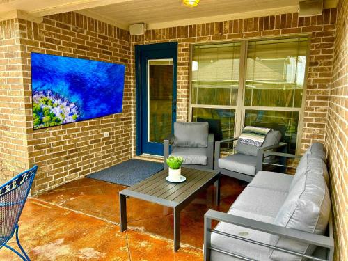 8min Texas A&M 1 King Beds firepit GriddleGrill in College Station, USA