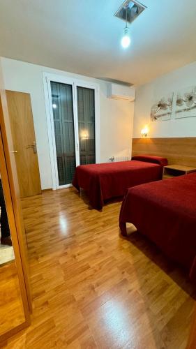 Twin Room with Private Bathroom room in Hostal Madrazo