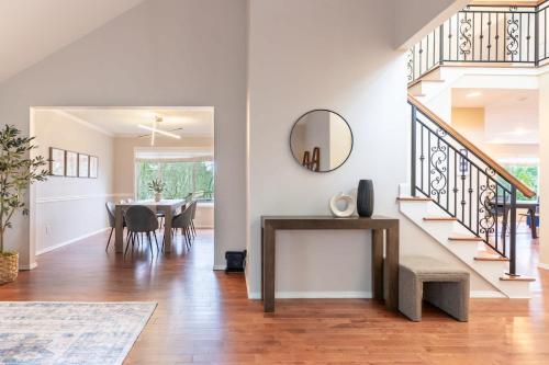 Spacious & Serene 6-Br Family Retreat in Kirkland in เคิร์กแลนด์ (WA)