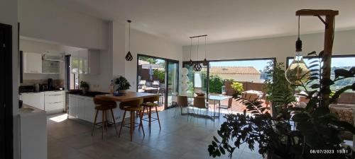 VILLA MODERNE PISCINE JACUZZi in La Plana