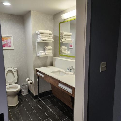 Hampton Inn & Suites Pittsburgh New Stanton PA - image 30