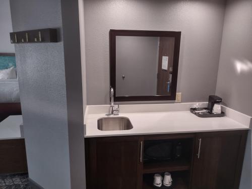 Hampton Inn & Suites Pittsburgh New Stanton PA - image 27