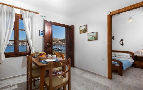 Kilátás, Charming Waterfront Studio with swimming access in Halki