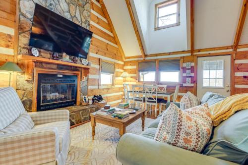Mountain View Cabin with Hot Tub 27 Mi to Asheville in Clyde, USA