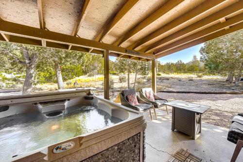 Peaceful Strawberry Cabin: Fire Pit & Hot Tub · Pine