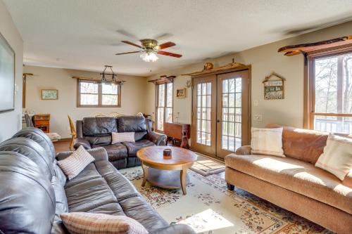 Ellijay Resort Cabin with Fire Pit, Decks, and Hot Tub in Ellijay, USA