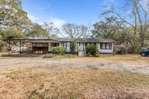 Spacious Farmhouse Ranch Near Mobile
