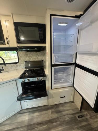 Konyha, Cozy new camper on lake front & access to fishing in Clewiston