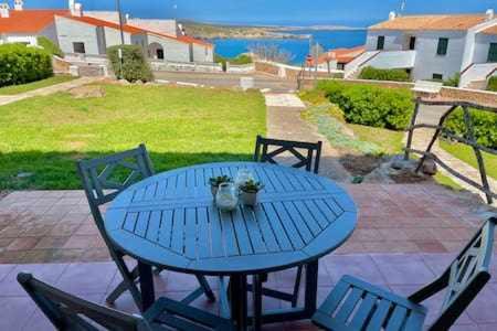 Ponent - Planta baja con vistas al mar y piscinas.