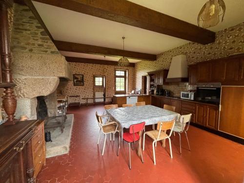 Konyha, Grande maison aux portes de Vire in La Graverie (Alsó-Normandia)