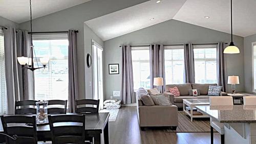 Lake View Cottage Fantastic Views - 2 Kitchens in Osoyoos, Canada