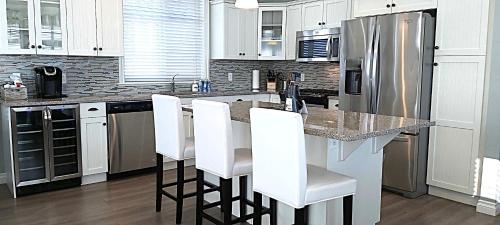 Lake View Cottage Fantastic Views - 2 Kitchens in Osoyoos, Canada