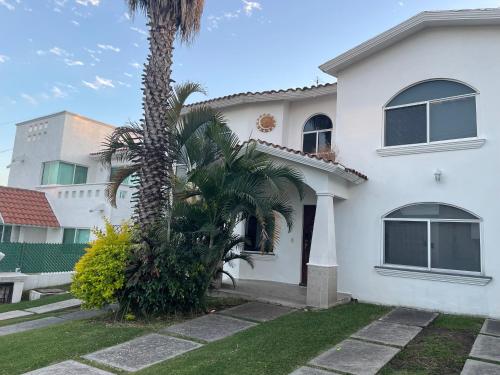 Residencia con alberca privada y jacuzzi en Lomas de Cocoyoc